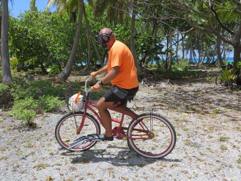 chouchou fait du vélo avec palmes et masque